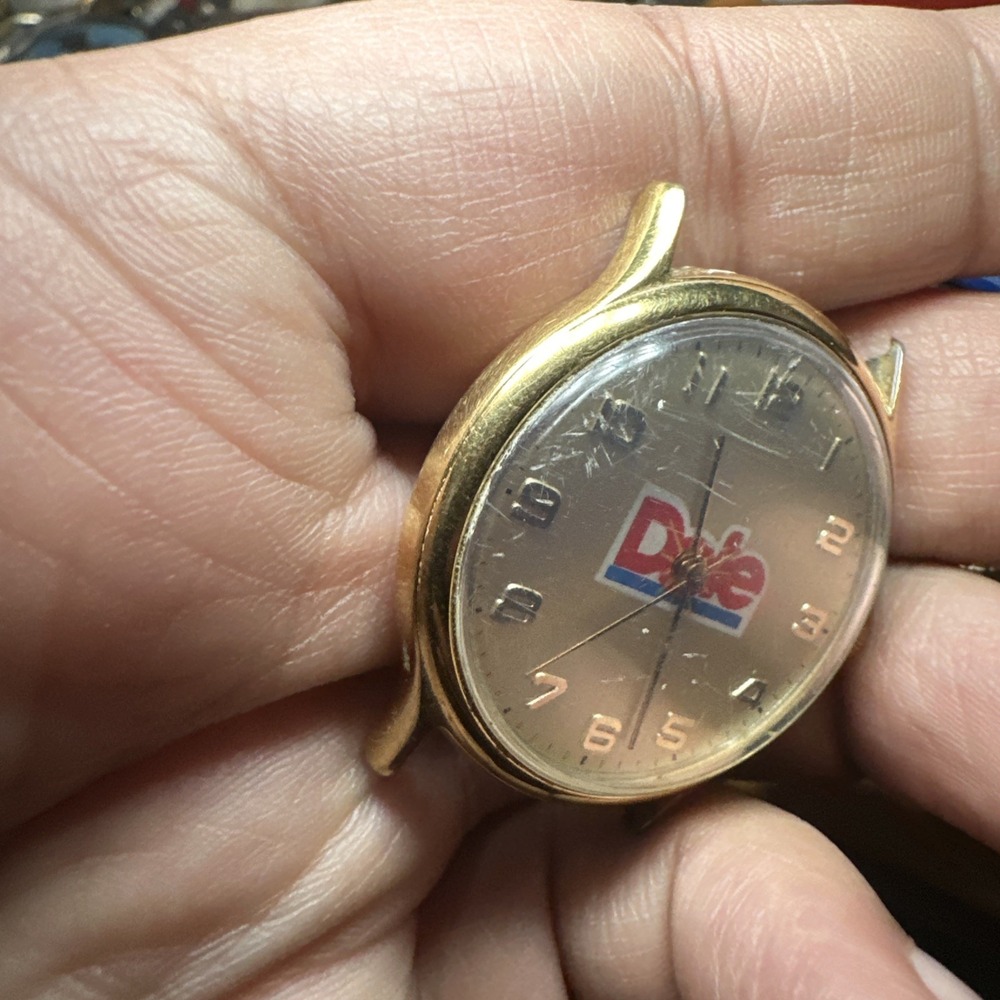 Works Vintage Timex Dole Mens Watch 33mm Quartz Gold Tone - One Lug Is Broken - Picture 3 of 13